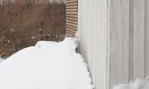 Snø inneholder riktig nok lite vann, men med en stor snøhaug mot fasaden blir fuktbelastningen stor når snøen smelter. 1 meter dyp gammel snø gir ved smelting 300 liter vann per kvadratmeter, ifølge Store norske leksikon