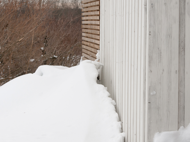 Snø inneholder riktig nok lite vann, men med en stor snøhaug mot fasaden blir fuktbelastningen stor når snøen smelter. 1 meter dyp gammel snø gir ved smelting 300 liter vann per kvadratmeter, ifølge Store norske leksikon