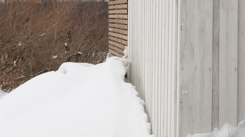 Snø inneholder riktig nok lite vann, men med en stor snøhaug mot fasaden blir fuktbelastningen stor når snøen smelter. 1 meter dyp gammel snø gir ved smelting 300 liter vann per kvadratmeter, ifølge Store norske leksikon