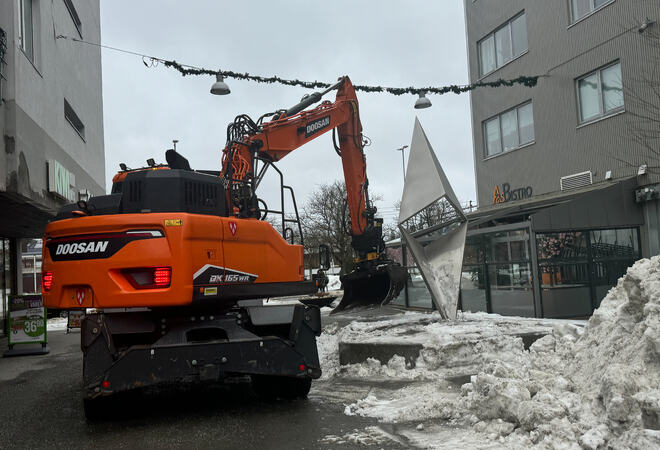 Statuen Håp graves frem fra snøen