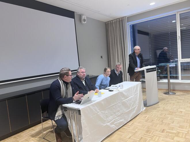 Rådet for Ringeriksregionen inviterte til innlegg og dialog om Ringeriksporteføljen. Fra venstre: Jørgen Moe, leder for Ringerike næringsforening og RingHall-alliansen. Morten Wold, Frp, Sandra Bruflot, H, Stian Bakken, leder Forum Nye Bergensbanen.  Utvalgsleder Runar Johansen.