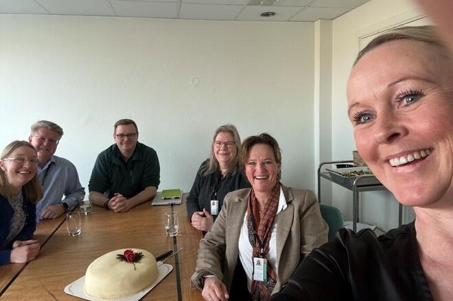 Samfunnhelse: På bildet ser vi representantene i den nye enheten. Marthe Bergli tar en selfie sammen med Dikka Marianne Gulowsen Wibe, Unni Suther, Christian Skari, Rolf Qvernheim og Grethe Hegstad.