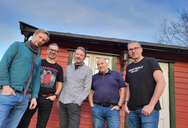 Foto av en gjeng med mannfolk