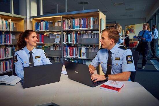 Aspiranter arbeider med skolearbeid i biblioteket på Kriminalomsorgens høgskole og utdanningssenter (KRUS)