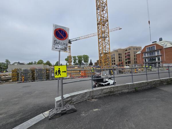 Foto fra området med parkering forbudt skilt