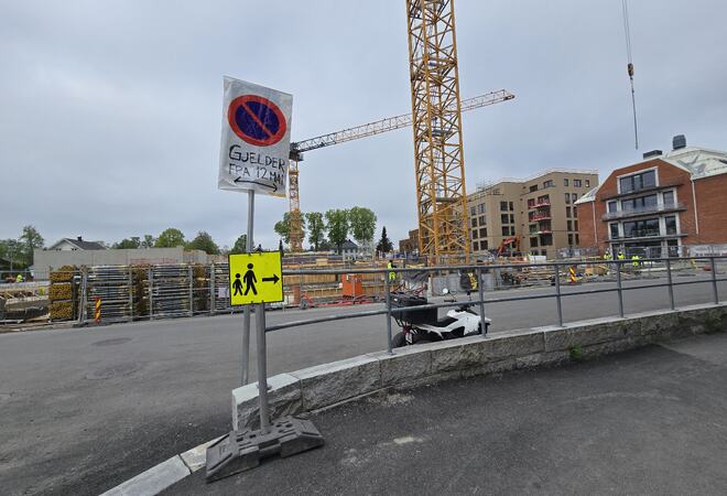 Foto fra området med parkering forbudt skilt