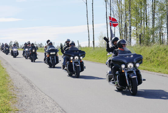 Motorsykler kjører gjennom Ås