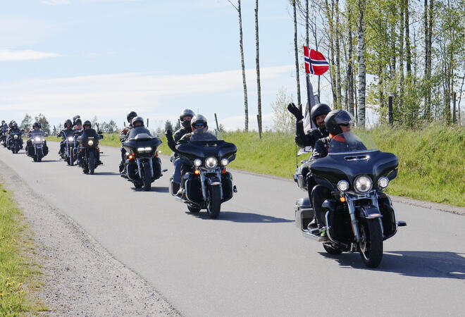 Motorsykler kjører gjennom Ås