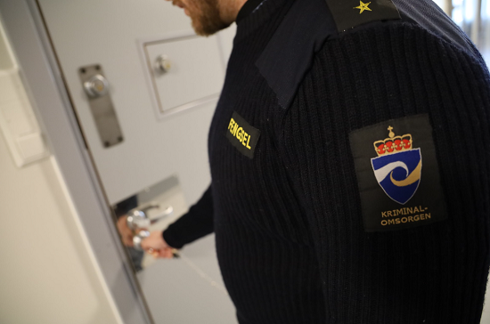 Fengselsbetjent låser celledør