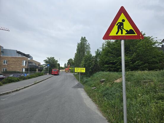 Bilde av veien med skilting