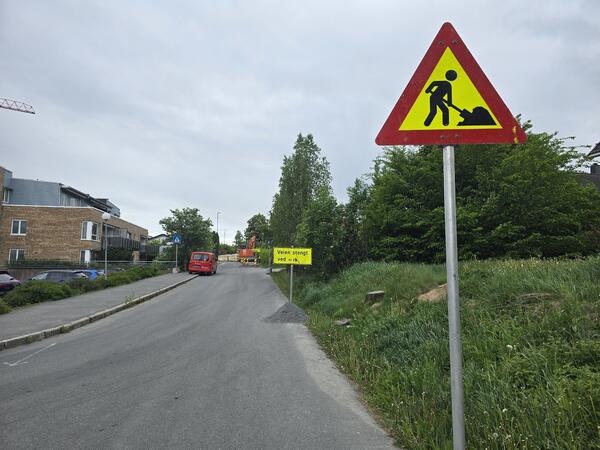 Bilde av veien med skilting