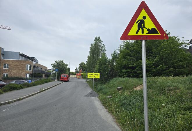 Bilde av veien med skilting