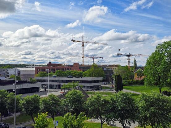 Utsikt over Ås sentrum med heisekraner i bakgrunnen