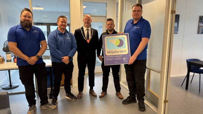 Servicealliansen er nytt Miljøfyrtårn i Ås kommune. De har gjort en aktiv innsats for å redusere klimaavtrykket sitt. Ordfører og fire ansatte med diplomet