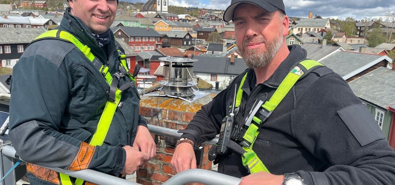 Pipesensor under montering: Brannforebygger Tommy Gjersvold (t.v.), og Kim Andre Nilsen, leder for forebyggende avdeling i Rørosregionen brann og redningstjeneste.