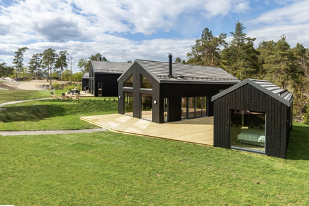 Hytter nær sjøen har økt i pris. Denne på Bjørkøya i Brevik ligger ute til snaut 5 mill kroner. Foto: Krogsveen/finn.no