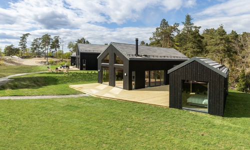 Hytter nær sjøen har økt i pris. Denne på Bjørkøya i Brevik ligger ute til snaut 5 mill kroner. Foto: Krogsveen/finn.no