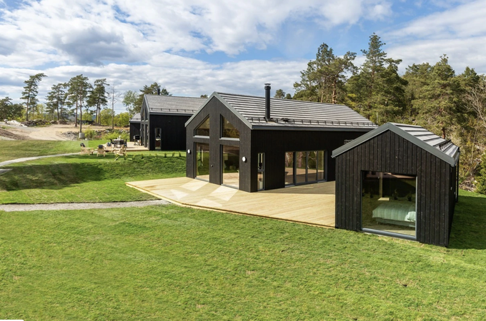 Hytter nær sjøen har økt i pris. Denne på Bjørkøya i Brevik ligger ute til snaut 5 mill kroner. Foto: Krogsveen/finn.no