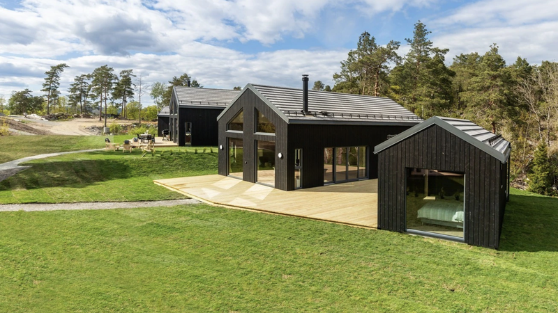 Hytter nær sjøen har økt i pris. Denne på Bjørkøya i Brevik ligger ute til snaut 5 mill kroner. Foto: Krogsveen/finn.no