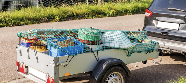 Mange er ikke klar over regelverket for å kjøre med tilhenger, og har for tung eller for dårlig sikret last. Foto: Shutterstock-Tryg Forsikring