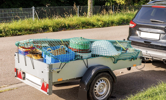 Mange er ikke klar over regelverket for å kjøre med tilhenger, og har for tung eller for dårlig sikret last. Foto: Shutterstock-Tryg Forsikring