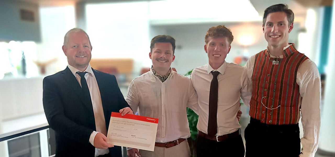 HVL-studentene Mads Gimre, Adrian Oliver Steinfjell og Roy Martin Adolfsen Stiberg Pettersen er vinnere av prisen for årets beste bachelor innen brann.