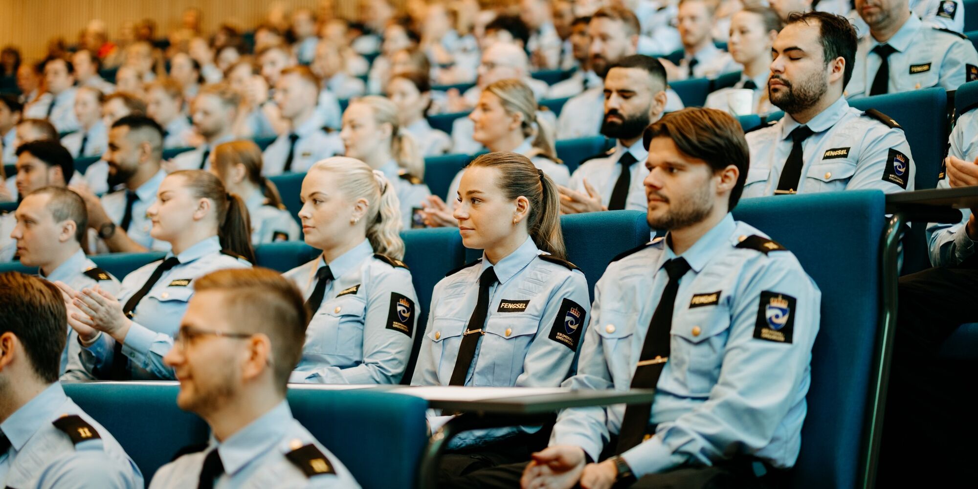 Bilder av aspiranter i auditoriet i uniform