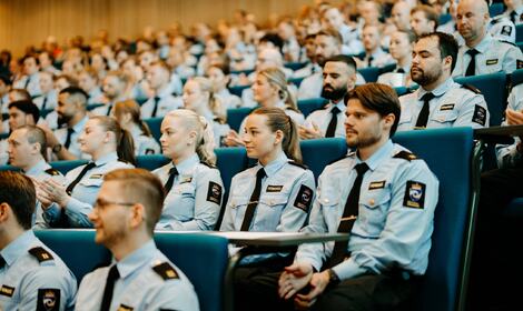 Foto: Christine Vatnøy/KRUS Bilder av aspiranter i auditoriet i uniform