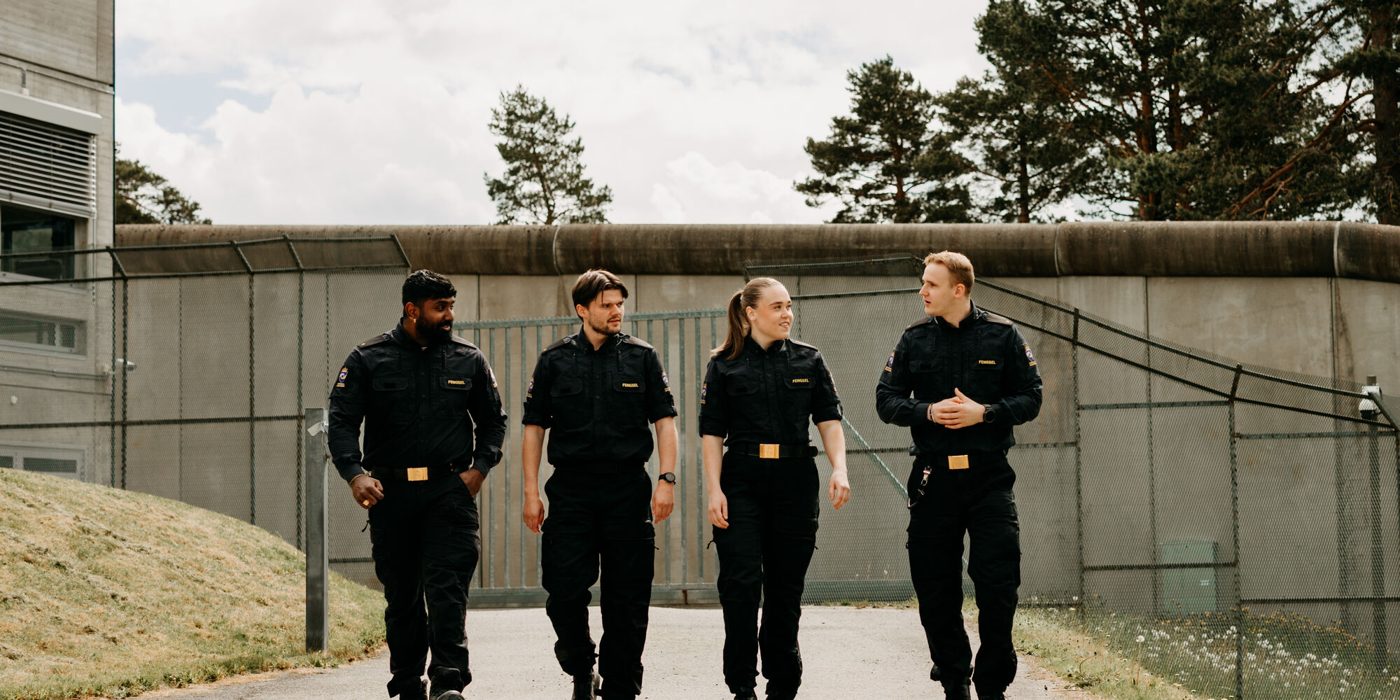 Pliktårsbetjenter går bortover