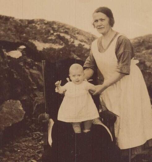 Foto av mor og barn frå arkivet etter Bremnes skulestyre