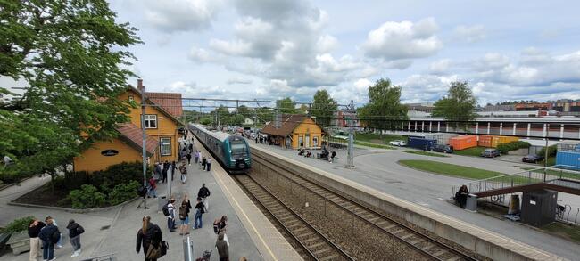 Toget kommer kjørende inn på perrongen på Ås stasjon