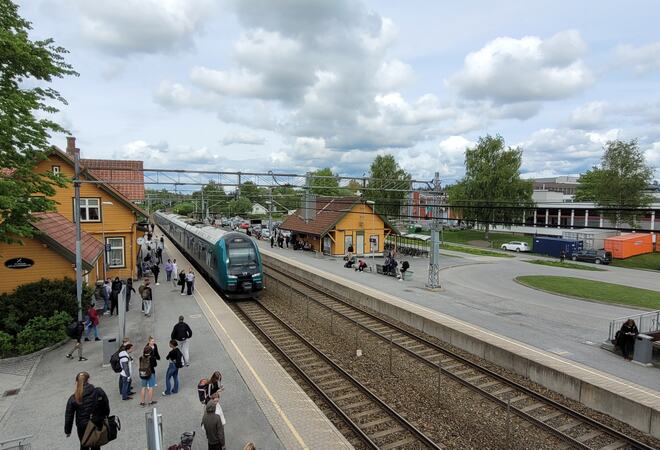 Toget kommer kjørende inn på perrongen på Ås stasjon