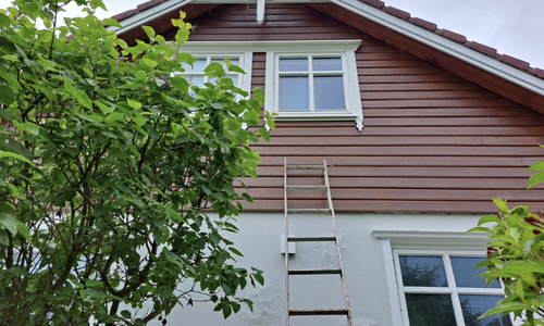 Fallulykker fra stiger skjer oftest i sommerhalvåret – og ofte fra lave høyder som dette. Foto: Iver Valkvæ/ifi.no