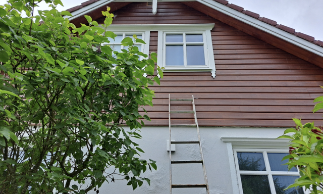 Fallulykker fra stiger skjer oftest i sommerhalvåret – og ofte fra lave høyder som dette. Foto: Iver Valkvæ/ifi.no Fallulykker fra stiger skjer oftest i sommerhalvåret – og ofte fra lave høyder som dette. Foto: Iver Valkvæ/ifi.no