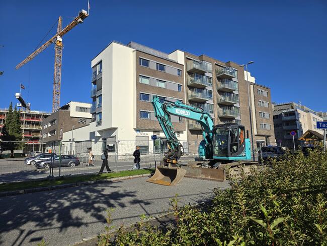 Brekkeveien med gravemaskin i forgrunnen