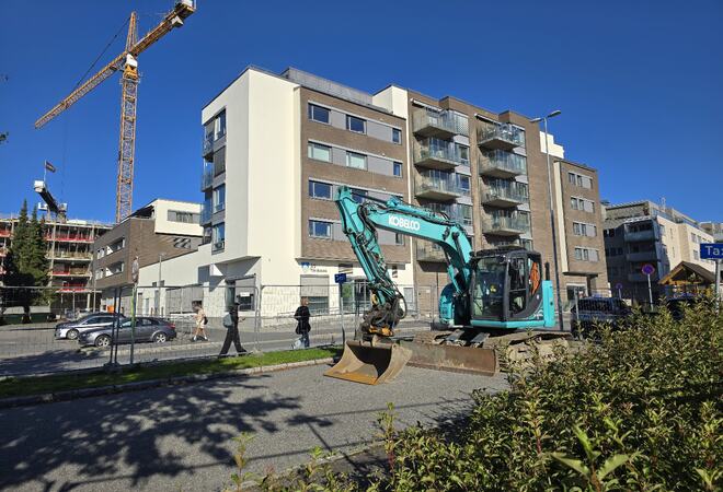 Brekkeveien med gravemaskin i forgrunnen