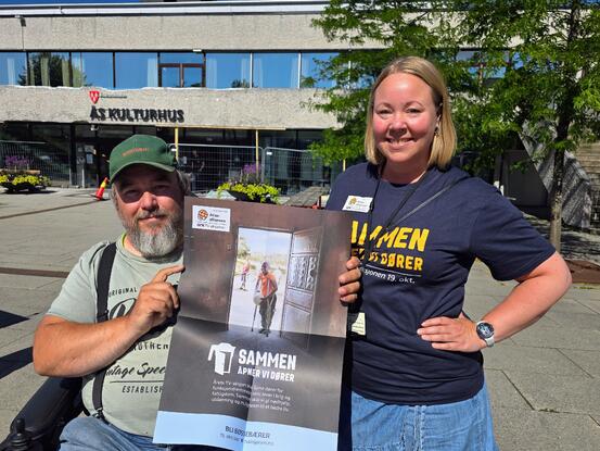 Knut og Maria utenfor Ås kulturhus