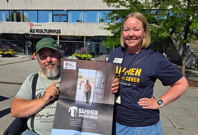 Knut og Maria utenfor Ås kulturhus