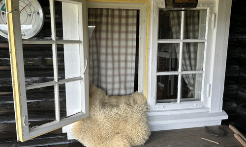 Innbruddstyven hadde knust et vindu for å komme seg inn. Foto: Per M Haakenstad