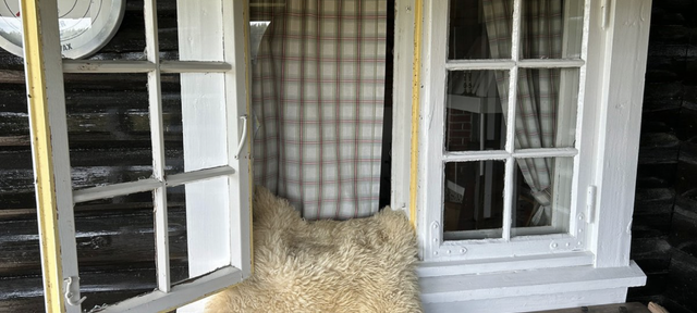 Innbruddstyven hadde knust et vindu for å komme seg inn. Foto: Per M Haakenstad