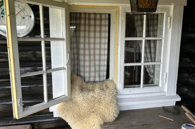 Innbruddstyven hadde knust et vindu for å komme seg inn. Foto: Per M Haakenstad Innbruddstyven hadde knust et vindu for å komme seg inn. Foto: Per M Haakenstad