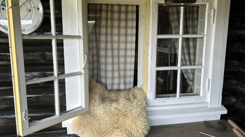 Innbruddstyven hadde knust et vindu for å komme seg inn. Foto: Per M Haakenstad