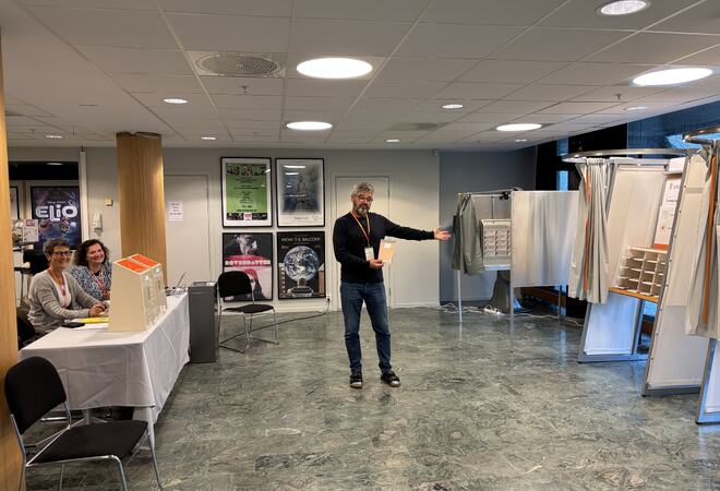 Tre valgmedarbeidere står klare i valglokalet på Ås kulturhus