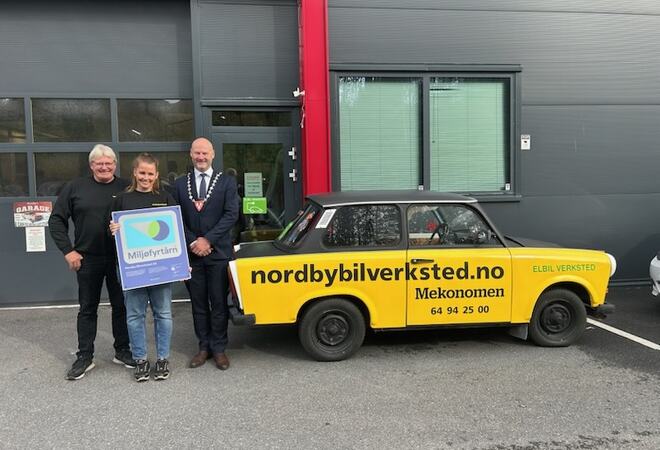 Utenfor lokalene med diplomet