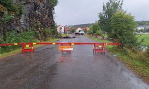 Veien på innsiden av E16 mot bussholdeplassen på Vik er midlertidig stengt pga. steinras.