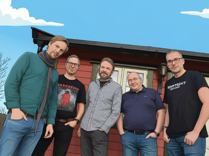 Bilde av 5 menn foran et rødt hus