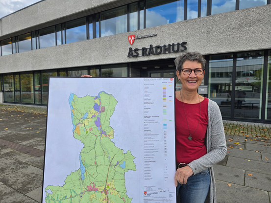 Solveig holder opp et kart