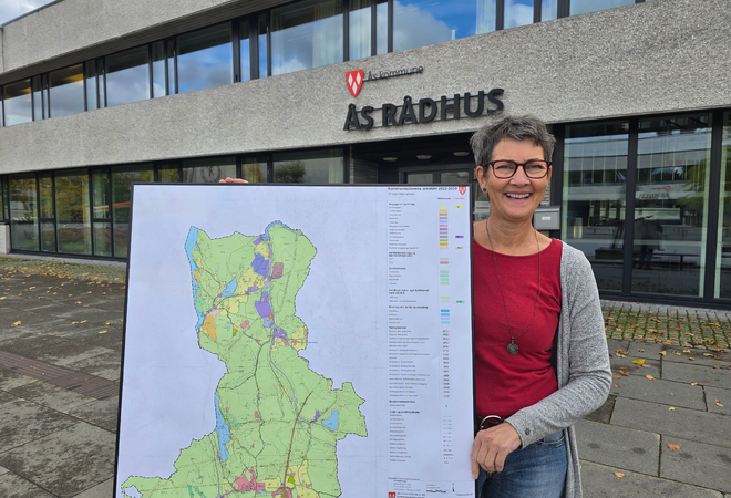 Solveig holder opp et kart