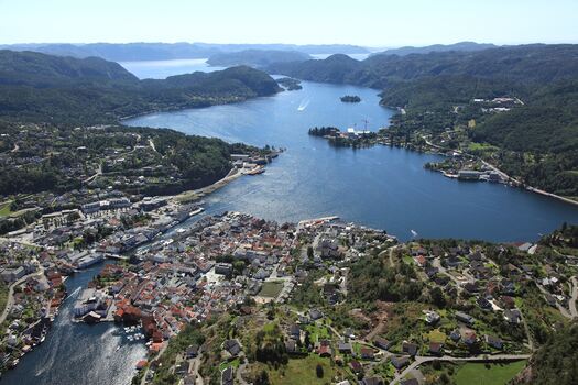 Flekkefjord sentrum mot sør dronebilde