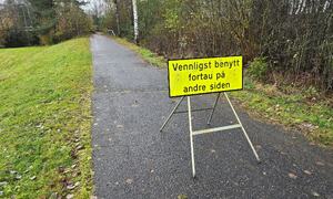 Skilt vennligst benytt fortau på andre siden